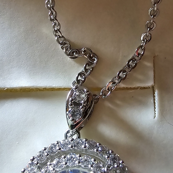 None Jewelry - Fashion Diamond Pendant Necklace 18"